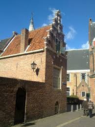 HOF20 ligt op de hoek van de Langebegijnestraat en het Begijnhof in Haarlem